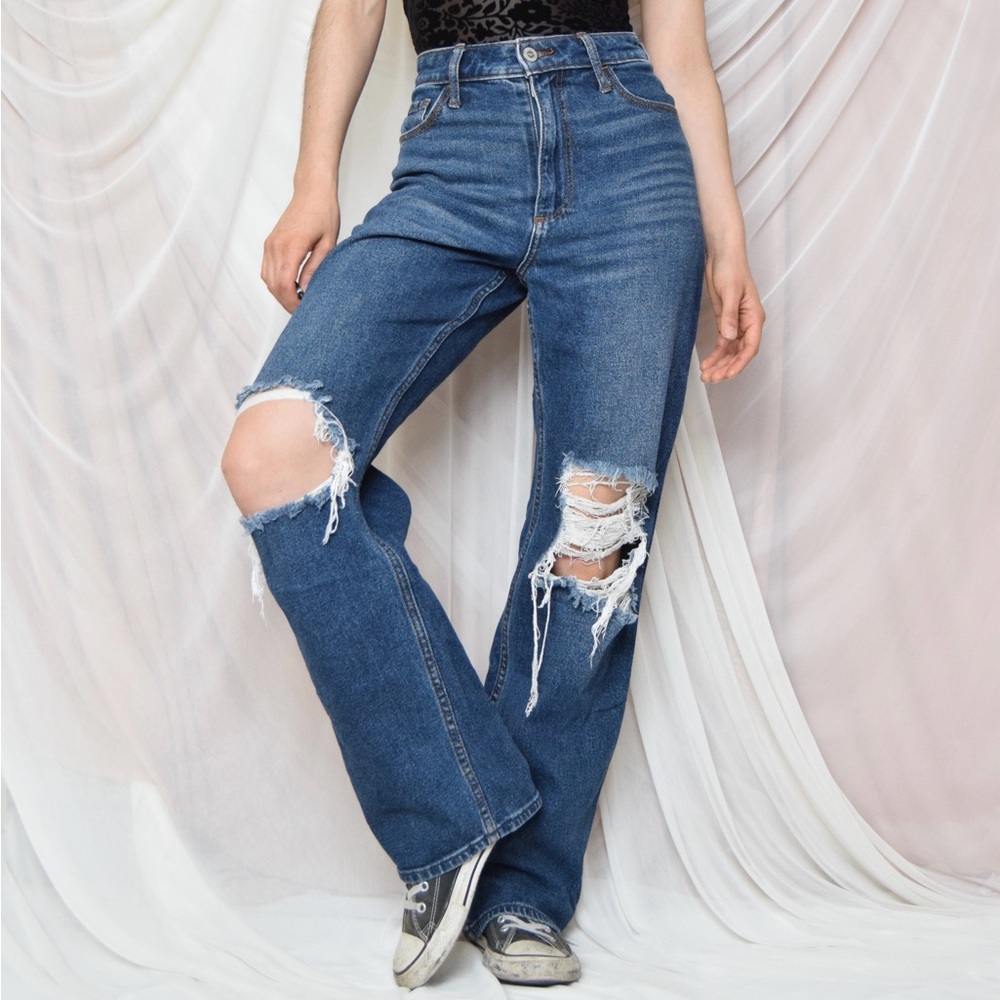 Hollister Distressed curtsy ultra high-rise dad Jean. Dark blue.